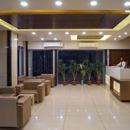 Hotel Midtown Vadodara Exterior foto