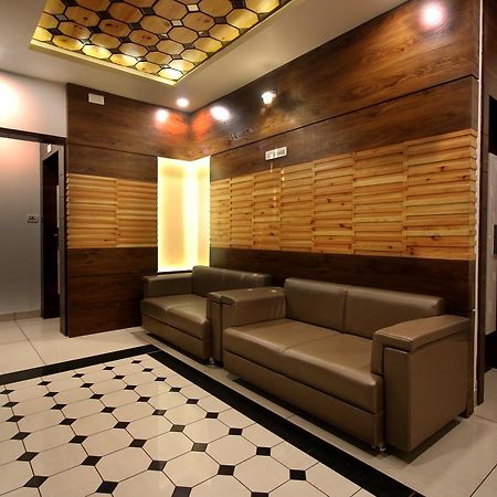 Hotel Midtown Vadodara Exterior foto