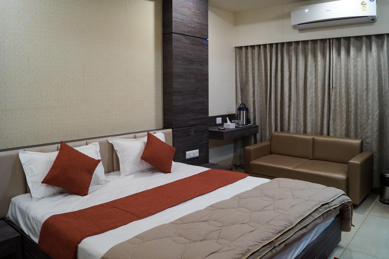 Hotel Midtown Vadodara Exterior foto