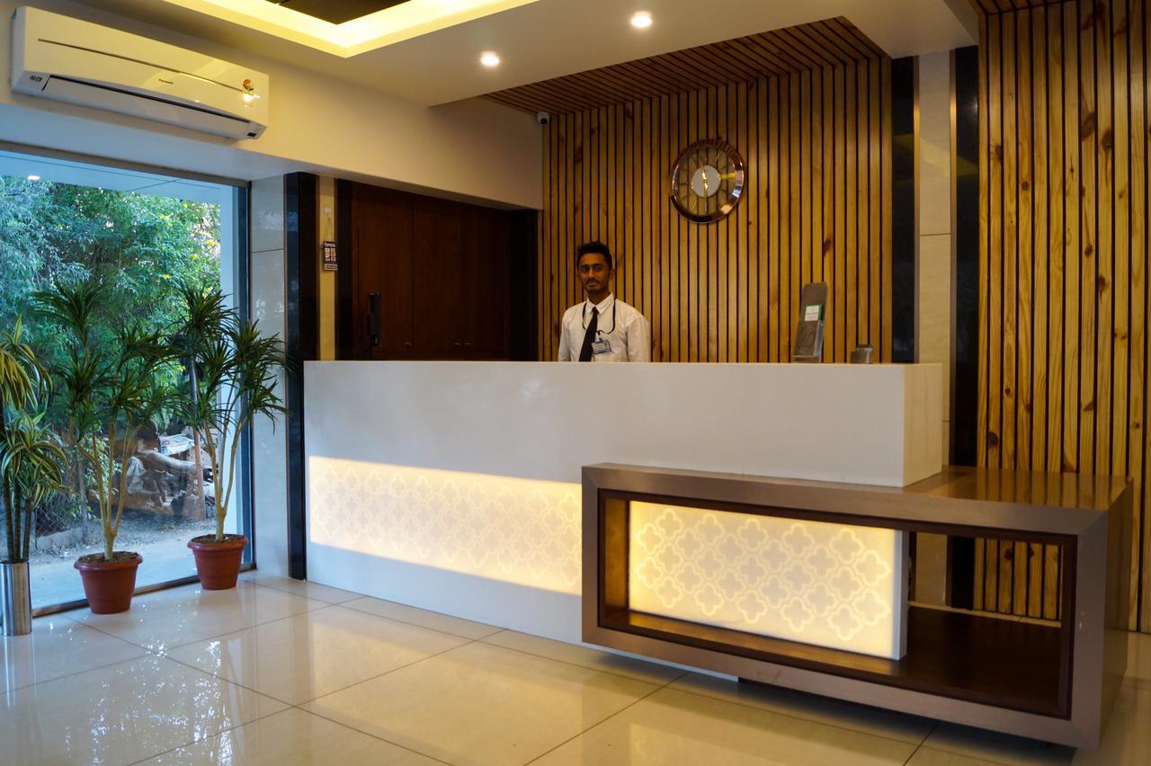 Hotel Midtown Vadodara Exterior foto