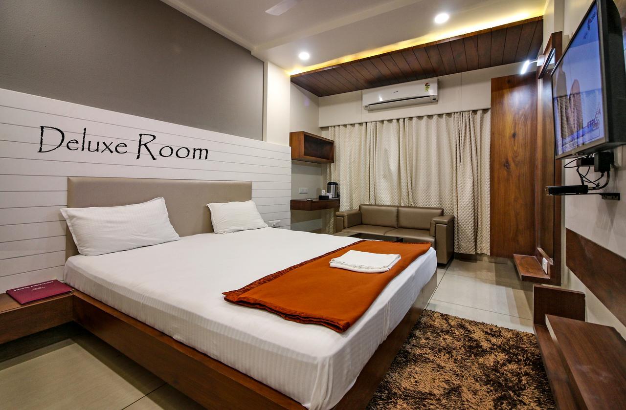 Hotel Midtown Vadodara Exterior foto